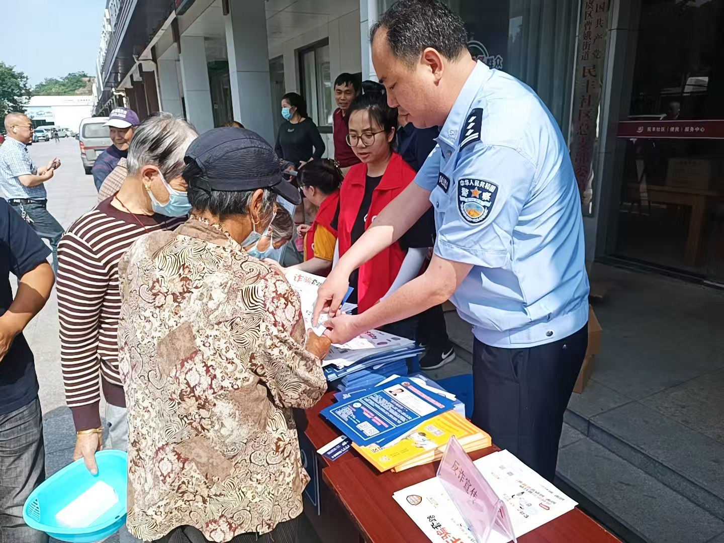 曹娥派出所在曹娥社區(qū)對(duì)轄區(qū)居民開(kāi)展“打瑤”整治專(zhuān)項(xiàng)宣傳
